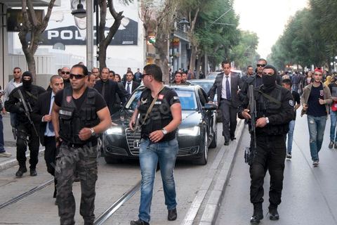 21 novembre 2014 : pour le dernier jour de la campagne pour les élections présidentielles, Slim Riahi, homme d'affire, propriétaire d'un des deux clubs de foot de Tunis, investit l'avenue Bourguiba à Tunis. Espérant plus de 10 000 militants, seuls un peu plus de deux milles sont venus écouetr le rappeur populaire Kafon et le discours de leur leader Slim Riahi.