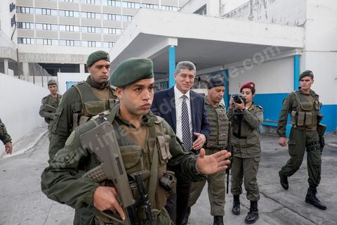 23 novembre 2014 : Le ministre de la Défense M. Ghazi Jeribi venu inspecter le dispositif de sécurité sur un bureau de vote au centre ville de Tunis. Jour vote pour les élections présidentielles, les premières depuis la révolution de 2011.