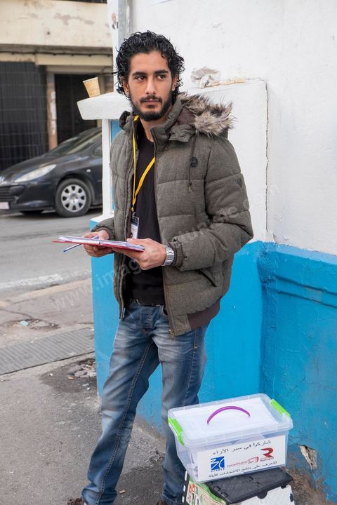 23 novembre 2014 : 0 la sortie des bureaux de vote, des jeunes effecuent des sondages de sortie de vote. JJour vote pour les élections présidentielles, les premières depuis la révolution de 2011.
