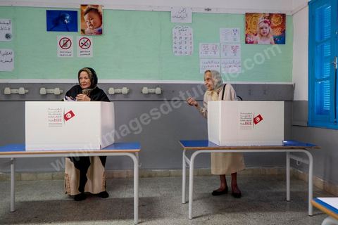 23 novembre 2014 : Scène de vote dans un bureau à Sidi Bou Saïd.  Jour vote pour les élections présidentielles, les premières depuis la révolution de 2011.