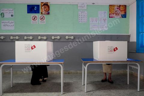 23 novembre 2014 : Scène de vote dans un bureau à Sidi Bou Saïd.  Jour vote pour les élections présidentielles, les premières depuis la révolution de 2011.