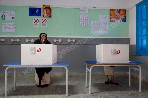 23 novembre 2014 : Scène de vote dans un bureau à Sidi Bou Saïd.  Jour vote pour les élections présidentielles, les premières depuis la révolution de 2011.