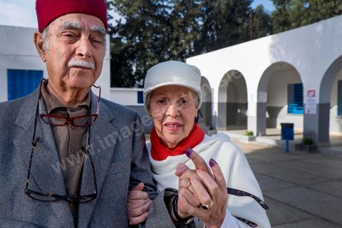 23 novembre 2014 : dans un bureau de vote du village touristique de Sidi Bou Saïd, dans la banlieue nord de Tunis. Jour vote pour les élections présidentielles, les premières depuis la révolution de 2011.