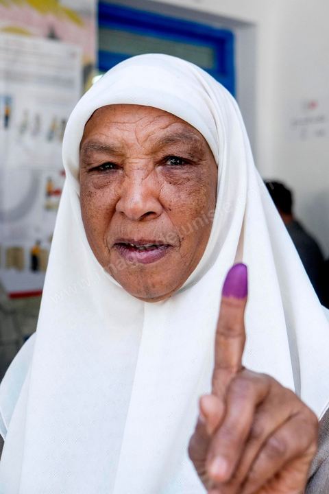 23 novembre 2014 à la sortie du bureau de vote les électeurs venus choisir leur prochain président montrent avec fierté leur doigt mauve preuve de leur devoir civique. Jour vote pour les élections présidentielles, les premières depuis la révolution de 2011.