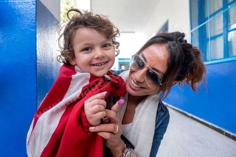 23 novembre 2014 à la sortie du bureau de vote les électeurs venus choisir leur prochain président montrent avec fierté leur doigt mauve preuve de leur devoir civique. Jour vote pour les élections présidentielles, les premières depuis la révolution de 2011.