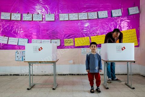 23 novembre 2014 : les écoles primaires sont toutes réquisitionnées pour l'organisation des électiosn dans les villes villages de Tunisie.Jour vote pour les élections présidentielles, les premières depuis la révolution de 2011.