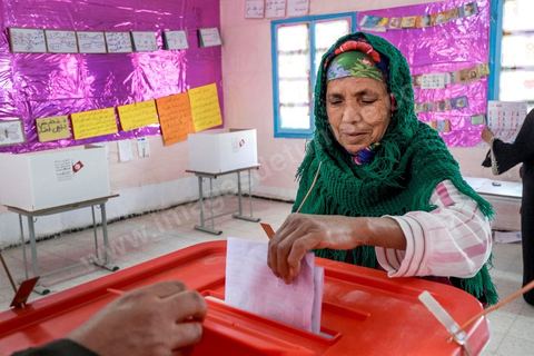 23 novembre 2014 : à Khedija, village agricole à 30 km de Tunis, les personnes analphabètes signent le registre de leurs empreintes digitales. Jour vote pour les élections présidentielles, les premières depuis la révolution de 2011.