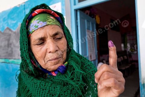 23 novembre 2014 : à Khedija, village agricole à 30 km de Tunis, les personnes analphabètes signent le registre de leurs empreintes digitales. Jour vote pour les élections présidentielles, les premières depuis la révolution de 2011.