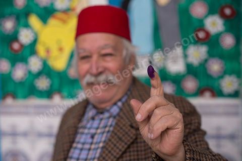 23 novembre 2014 : jour de vote du 1er tour des élections présidentielles. Un ancien militant nationaliste, tailleur de profession, électeur à Bab Souika, tient à montrer chez lui une photo où il est en compagnie de Béji Caid Essebsi, qu'il soutient pour l'élection présidentielle. Il pose également avec la copie de la première carte d'identité nationale délivrée à Habib Bourguiba après l'indépendance.
