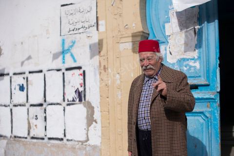 23 novembre 2014 : jour de vote du 1er tour des élections présidentielles. Un ancien militant nationaliste, tailleur de profession, électeur à Bab Souika, tient à montrer chez lui une photo où il est en compagnie de Béji Caid Essebsi, qu'il soutient pour l'élection présidentielle. Il pose également avec la copie de la première carte d'identité nationale délivrée à Habib Bourguiba après l'indépendance.