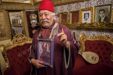 23 novembre 2014 : jour de vote du 1er tour des élections présidentielles. Un ancien militant nationaliste, tailleur de profession, électeur à Bab Souika, tient à montrer chez lui une photo où il est en compagnie de Béji Caid Essebsi, qu'il soutient pour l'élection présidentielle. Il pose également avec la copie de la première carte d'identité nationale délivrée à Habib Bourguiba après l'indépendance.