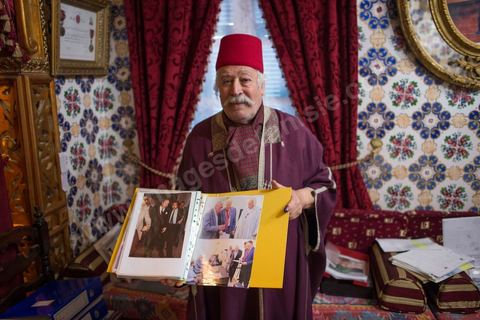 23 novembre 2014 : jour de vote du 1er tour des élections présidentielles. Un ancien militant nationaliste, tailleur de profession, électeur à Bab Souika, tient à montrer chez lui une photo où il est en compagnie de Béji Caid Essebsi, qu'il soutient pour l'élection présidentielle. Il pose également avec la copie de la première carte d'identité nationale délivrée à Habib Bourguiba après l'indépendance.