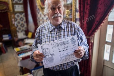23 novembre 2014 : jour de vote du 1er tour des élections présidentielles. Un ancien militant nationaliste, tailleur de profession, électeur à Bab Souika, tient à montrer chez lui une photo où il est en compagnie de Béji Caid Essebsi, qu'il soutient pour l'élection présidentielle. Il pose également avec la copie de la première carte d'identité nationale délivrée à Habib Bourguiba après l'indépendance.
