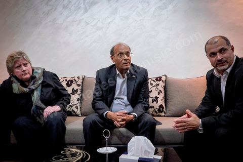 23 novembre 2014 : Moncef Marzouki, Président de la République en exercice, est venu avec sa femme à son QG de campagne pour s'informer des résultats et remercier les militants.à quelques heures après la fermeture des bureaux de vote les résultats et sondages tombent en faveur de Beji Caïd Essebsi qui devancerait de 10 points Moncef Marzouki. Ici en cercle restrient avec ses responsables de campagne. 