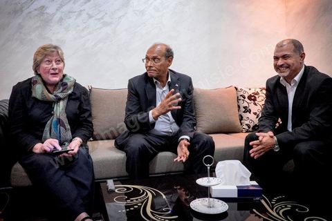 23 novembre 2014 : Moncef Marzouki, Président de la République en exercice, est venu avec sa femme à son QG de campagne pour s'informer des résultats et remercier les militants.à quelques heures après la fermeture des bureaux de vote les résultats et sondages tombent en faveur de Beji Caïd Essebsi qui devancerait de 10 points Moncef Marzouki. Ici en cercle restrient avec ses responsables de campagne. 