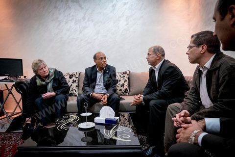23 novembre 2014 : Moncef Marzouki, Président de la République en exercice, est venu avec sa femme à son QG de campagne pour s'informer des résultats et remercier les militants.à quelques heures après la fermeture des bureaux de vote les résultats et sondages tombent en faveur de Beji Caïd Essebsi qui devancerait de 10 points Moncef Marzouki. Ici en cercle restrient avec ses responsables de campagne. 