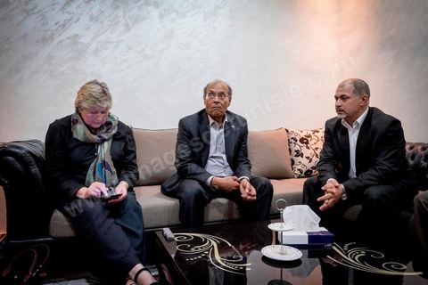 23 novembre 2014 : Moncef Marzouki, Président de la République en exercice, est venu avec sa femme à son QG de campagne pour s'informer des résultats et remercier les militants.à quelques heures après la fermeture des bureaux de vote les résultats et sondages tombent en faveur de Beji Caïd Essebsi qui devancerait de 10 points Moncef Marzouki. Ici en cercle restrient avec ses responsables de campagne. 