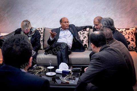 23 novembre 2014 : Moncef Marzouki, Président de la République en exercice, est venu avec sa femme à son QG de campagne pour s'informer des résultats et remercier les militants.à quelques heures après la fermeture des bureaux de vote les résultats et sondages tombent en faveur de Beji Caïd Essebsi qui devancerait de 10 points Moncef Marzouki. Ici en cercle restrient avec ses responsables de campagne. 