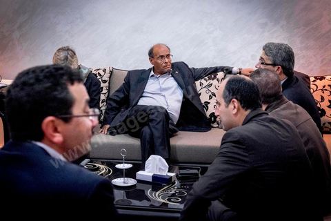 23 novembre 2014 : Moncef Marzouki, Président de la République en exercice, est venu avec sa femme à son QG de campagne pour s'informer des résultats et remercier les militants.à quelques heures après la fermeture des bureaux de vote les résultats et sondages tombent en faveur de Beji Caïd Essebsi qui devancerait de 10 points Moncef Marzouki. Ici en cercle restrient avec ses responsables de campagne. 