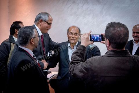 23 novembre 2014 : Moncef Marzouki, Président de la République en exercice, est venu avec sa femme à son QG de campagne pour s'informer des résultats et remercier les militants.à quelques heures après la fermeture des bureaux de vote les résultats et sondages tombent en faveur de Beji Caïd Essebsi qui devancerait de 10 points Moncef Marzouki. Ici en cercle restrient avec ses responsables de campagne. 