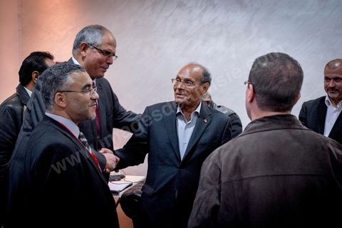 23 novembre 2014 : Moncef Marzouki, Président de la République en exercice, est venu avec sa femme à son QG de campagne pour s'informer des résultats et remercier les militants.à quelques heures après la fermeture des bureaux de vote les résultats et sondages tombent en faveur de Beji Caïd Essebsi qui devancerait de 10 points Moncef Marzouki. Ici en cercle restrient avec ses responsables de campagne. 
