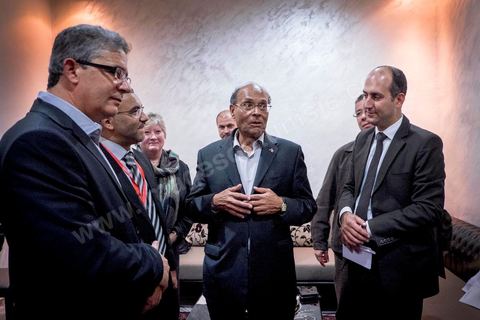 23 novembre 2014 : Moncef Marzouki, Président de la République en exercice, est venu avec sa femme à son QG de campagne pour s'informer des résultats et remercier les militants.à quelques heures après la fermeture des bureaux de vote les résultats et sondages tombent en faveur de Beji Caïd Essebsi qui devancerait de 10 points Moncef Marzouki. Ici en cercle restrient avec ses responsables de campagne. 