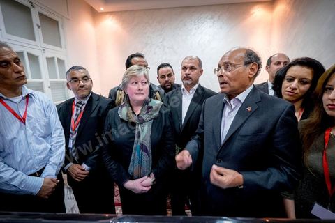 23 novembre 2014 : Moncef Marzouki, Président de la République en exercice, est venu avec sa femme à son QG de campagne pour s'informer des résultats et remercier les militants.à quelques heures après la fermeture des bureaux de vote les résultats et sondages tombent en faveur de Beji Caïd Essebsi qui devancerait de 10 points Moncef Marzouki. Ici en cercle restrient avec ses responsables de campagne. 