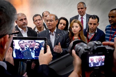 23 novembre 2014 : Moncef Marzouki, Président de la République en exercice, est venu avec sa femme à son QG de campagne pour s'informer des résultats et remercier les militants.à quelques heures après la fermeture des bureaux de vote les résultats et sondages tombent en faveur de Beji Caïd Essebsi qui devancerait de 10 points Moncef Marzouki. Ici en cercle restrient avec ses responsables de campagne. 