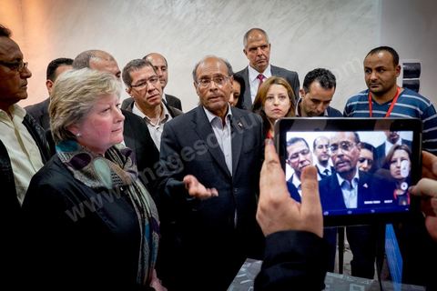 23 novembre 2014 : Moncef Marzouki, Président de la République en exercice, est venu avec sa femme à son QG de campagne pour s'informer des résultats et remercier les militants.à quelques heures après la fermeture des bureaux de vote les résultats et sondages tombent en faveur de Beji Caïd Essebsi qui devancerait de 10 points Moncef Marzouki. Ici en cercle restrient avec ses responsables de campagne. 