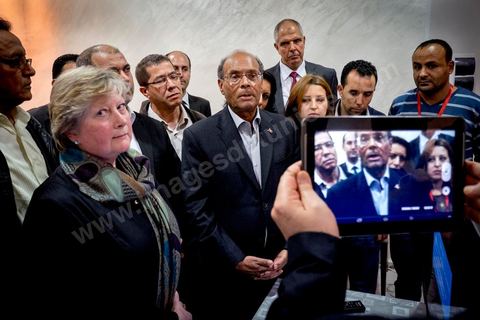23 novembre 2014 : Moncef Marzouki, Président de la République en exercice, est venu avec sa femme à son QG de campagne pour s'informer des résultats et remercier les militants.à quelques heures après la fermeture des bureaux de vote les résultats et sondages tombent en faveur de Beji Caïd Essebsi qui devancerait de 10 points Moncef Marzouki. Ici en cercle restrient avec ses responsables de campagne. 
