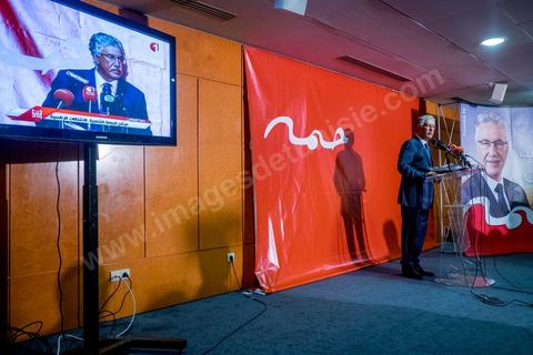 23 novembre 2014 : 4h après la fermeture des bureaux de vote, Hamma Hammami, candidat à la présidentielle pour le Front Populaire a prononcé un discours dans lequel il a remercié tous ceux qui ont participé à faire réussir sa campagne électorale qu'il qualifie de 'réussie et belle'. En terminant 3ème Hammami confirme son role d'outsider dan sle jeu politique tunisien. Il a conclu son discours par une déclaration d'amour aux Tunisiens ' Je vous aimais, je vous aime et je vous aimerai'. 