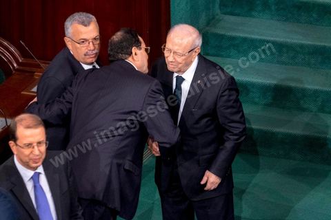 2 décembre 2014 : Béji Caïd Essebsi, président de Nidaa Tounes, discute avec Aly Larayedh et des députés d'Ennahdha, assiste à l'ouverture de la séance à titre de président de parti. Lors de la 1ère réunion des 217 membres de l'Assemblée des représentants du peuple (ARP) élus le 26 octobre, un scrutin remporté par le parti Nidaa Tounès (86 élus) devant les islamistes d'Ennahda (69 députés), majoritaires jusqu'alors. Cette première réunion est présidée par le militant historique Ali Ben Salem, à titre de doyen des députés de cette nouvelle assemblée