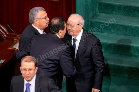 2 décembre 2014 : Béji Caïd Essebsi, président de Nidaa Tounes, discute avec Aly Larayedh et des députés d'Ennahdha, assiste à l'ouverture de la séance à titre de président de parti. Lors de la 1ère réunion des 217 membres de l'Assemblée des représentants du peuple (ARP) élus le 26 octobre, un scrutin remporté par le parti Nidaa Tounès (86 élus) devant les islamistes d'Ennahda (69 députés), majoritaires jusqu'alors. Cette première réunion est présidée par le militant historique Ali Ben Salem, à titre de doyen des députés de cette nouvelle assemblée