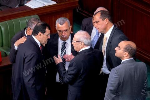 2 décembre 2014 : Béji Caïd Essebsi, président de Nidaa Tounes, discute avec Aly Larayedh et des députés d'Ennahdha, assiste à l'ouverture de la séance à titre de président de parti. Lors de la 1ère réunion des 217 membres de l'Assemblée des représentants du peuple (ARP) élus le 26 octobre, un scrutin remporté par le parti Nidaa Tounès (86 élus) devant les islamistes d'Ennahda (69 députés), majoritaires jusqu'alors. Cette première réunion est présidée par le militant historique Ali Ben Salem, à titre de doyen des députés de cette nouvelle assemblée