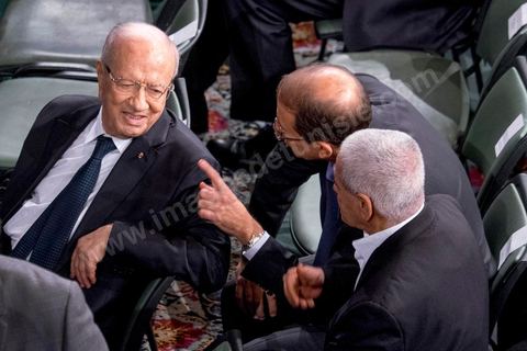 2 décembre 2014 : Béji Caïd Essebsi, président de Nidaa Tounes, en discussion avec Houcine Abbassi de l'UGTT et Elloumi de l'UTICA,  assiste à l'ouverture de la séance à titre de président de parti. Lors de la 1ère réunion des 217 membres de l'Assemblée des représentants du peuple (ARP) élus le 26 octobre, un scrutin remporté par le parti Nidaa Tounès (86 élus) devant les islamistes d'Ennahda (69 députés), majoritaires jusqu'alors. Cette première réunion est présidée par le militant historique Ali Ben Salem, à titre de doyen des députés de cette nouvelle assemblée