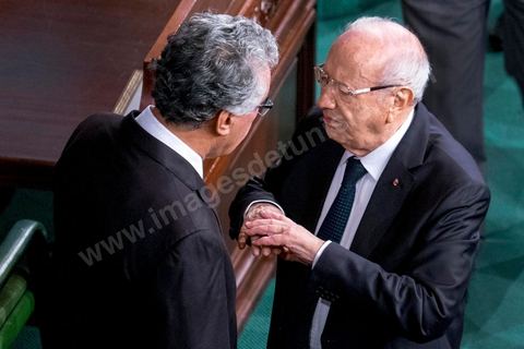 2 décembre 2014 : Béji Caïd Essebsi, président de Nidaa Tounes, discute ardemment avec Hamma Hammami, président du Front Populaire. Lors de la 1ère réunion des 217 membres de l'Assemblée des représentants du peuple (ARP) élus le 26 octobre, un scrutin remporté par le parti Nidaa Tounès (86 élus) devant les islamistes d'Ennahda (69 députés), majoritaires jusqu'alors. Cette première réunion est présidée par le militant historique Ali Ben Salem, à titre de doyen des députés de cette nouvelle assemblée
