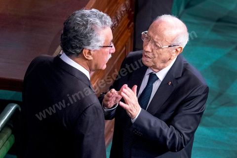 2 décembre 2014 : Béji Caïd Essebsi, président de Nidaa Tounes, discute ardemment avec Hamma Hammami, président du Front Populaire. Lors de la 1ère réunion des 217 membres de l'Assemblée des représentants du peuple (ARP) élus le 26 octobre, un scrutin remporté par le parti Nidaa Tounès (86 élus) devant les islamistes d'Ennahda (69 députés), majoritaires jusqu'alors. Cette première réunion est présidée par le militant historique Ali Ben Salem, à titre de doyen des députés de cette nouvelle assemblée