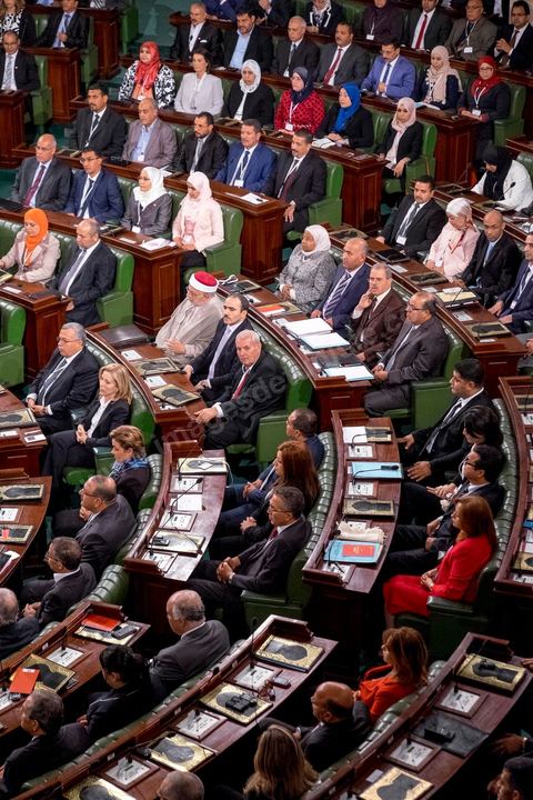 2 décembre 2014 : 1ère réunion des 217 membres de l'Assemblée des représentants du peuple (ARP) élus le 26 octobre, un scrutin remporté par le parti Nidaa Tounès (86 élus) devant les islamistes d'Ennahda (69 députés), majoritaires jusqu'alors. Cette première réunion est présidée par le militant historique Ali Ben Salem, à titre de doyen des députés de cette nouvelle assemblée