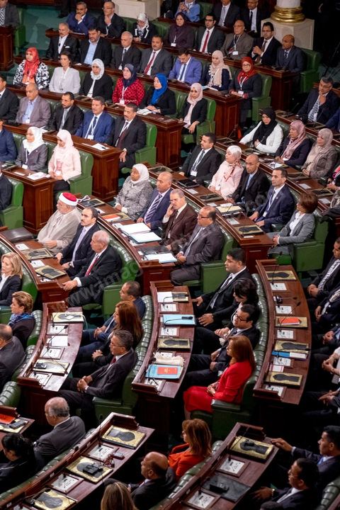2 décembre 2014 : 1ère réunion des 217 membres de l'Assemblée des représentants du peuple (ARP) élus le 26 octobre, un scrutin remporté par le parti Nidaa Tounès (86 élus) devant les islamistes d'Ennahda (69 députés), majoritaires jusqu'alors. Cette première réunion est présidée par le militant historique Ali Ben Salem, à titre de doyen des députés de cette nouvelle assemblée
