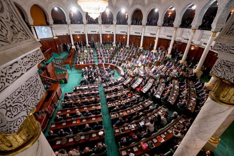 2 décembre 2014 : 1ère réunion des 217 membres de l'Assemblée des représentants du peuple (ARP) élus le 26 octobre, un scrutin remporté par le parti Nidaa Tounès (86 élus) devant les islamistes d'Ennahda (69 députés), majoritaires jusqu'alors. Cette première réunion est présidée par le militant historique Ali Ben Salem, à titre de doyen des députés de cette nouvelle assemblée