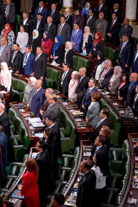 2 décembre 2014 : 1ère réunion des 217 membres de l'Assemblée des représentants du peuple (ARP) élus le 26 octobre, un scrutin remporté par le parti Nidaa Tounès (86 élus) devant les islamistes d'Ennahda (69 députés), majoritaires jusqu'alors. Cette première réunion est présidée par le militant historique Ali Ben Salem, à titre de doyen des députés de cette nouvelle assemblée