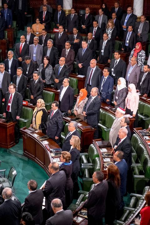 2 décembre 2014 : 1ère réunion des 217 membres de l'Assemblée des représentants du peuple (ARP) élus le 26 octobre, un scrutin remporté par le parti Nidaa Tounès (86 élus) devant les islamistes d'Ennahda (69 députés), majoritaires jusqu'alors. Cette première réunion est présidée par le militant historique Ali Ben Salem, à titre de doyen des députés de cette nouvelle assemblée