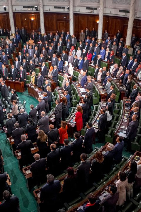 2 décembre 2014 : 1ère réunion des 217 membres de l'Assemblée des représentants du peuple (ARP) élus le 26 octobre, un scrutin remporté par le parti Nidaa Tounès (86 élus) devant les islamistes d'Ennahda (69 députés), majoritaires jusqu'alors. Cette première réunion est présidée par le militant historique Ali Ben Salem, à titre de doyen des députés de cette nouvelle assemblée