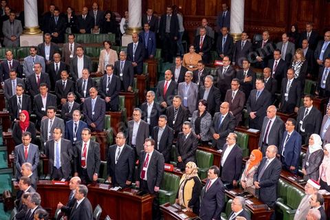 2 décembre 2014 : 1ère réunion des 217 membres de l'Assemblée des représentants du peuple (ARP) élus le 26 octobre, un scrutin remporté par le parti Nidaa Tounès (86 élus) devant les islamistes d'Ennahda (69 députés), majoritaires jusqu'alors. Cette première réunion est présidée par le militant historique Ali Ben Salem, à titre de doyen des députés de cette nouvelle assemblée