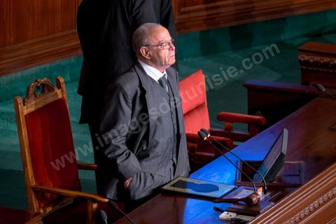 2 décembre 2014 : Très ému, M. Ali Ben Salem a essuyé quelques larmes sous les applaudissements des députés et d'un parterre d'invités. Le chef de Nidaa Tounès, Béji Caïd Essebsi, a salué une "journée formidable", et celui d'Ennahda, Rached Ghannouchi, a loué "un autre jour victorieux pour la démocratie". 1ère réunion des 217 membres de l'Assemblée des représentants du peuple (ARP) élus le 26 octobre, un scrutin remporté par le parti Nidaa Tounès (86 élus) devant les islamistes d'Ennahda (69 députés), majoritaires jusqu'alors. Cette première réunion est présidée par le militant historique Ali Ben Salem, à titre de doyen des députés de cette nouvelle assemblée