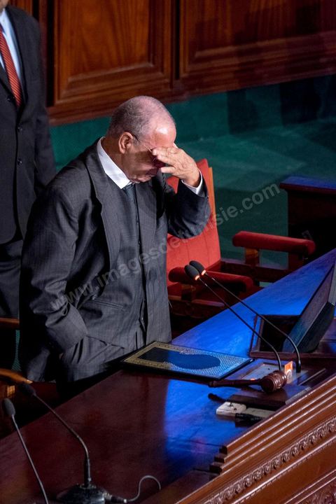 2 décembre 2014 : Très ému, M. Ali Ben Salem a essuyé quelques larmes sous les applaudissements des députés et d'un parterre d'invités. Le chef de Nidaa Tounès, Béji Caïd Essebsi, a salué une "journée formidable", et celui d'Ennahda, Rached Ghannouchi, a loué "un autre jour victorieux pour la démocratie". 1ère réunion des 217 membres de l'Assemblée des représentants du peuple (ARP) élus le 26 octobre, un scrutin remporté par le parti Nidaa Tounès (86 élus) devant les islamistes d'Ennahda (69 députés), majoritaires jusqu'alors. Cette première réunion est présidée par le militant historique Ali Ben Salem, à titre de doyen des députés de cette nouvelle assemblée