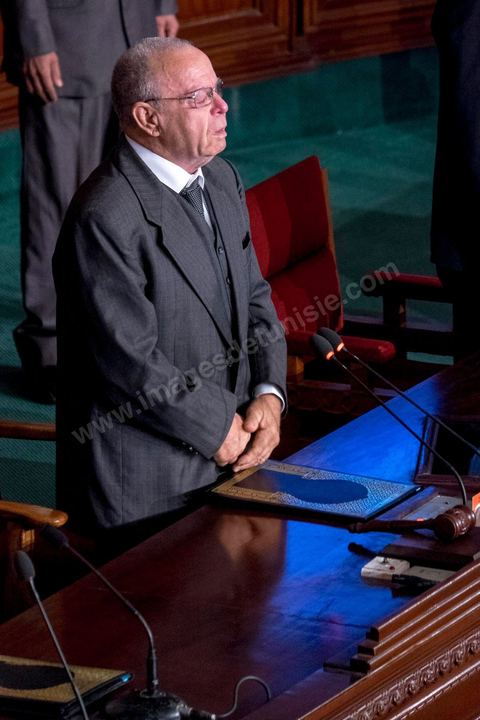 2 décembre 2014 : Très ému, M. Ali Ben Salem a essuyé quelques larmes sous les applaudissements des députés et d'un parterre d'invités. Le chef de Nidaa Tounès, Béji Caïd Essebsi, a salué une "journée formidable", et celui d'Ennahda, Rached Ghannouchi, a loué "un autre jour victorieux pour la démocratie". 1ère réunion des 217 membres de l'Assemblée des représentants du peuple (ARP) élus le 26 octobre, un scrutin remporté par le parti Nidaa Tounès (86 élus) devant les islamistes d'Ennahda (69 députés), majoritaires jusqu'alors. Cette première réunion est présidée par le militant historique Ali Ben Salem, à titre de doyen des députés de cette nouvelle assemblée
