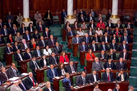 2 décembre 2014 : 1ère réunion des 217 membres de l'Assemblée des représentants du peuple (ARP) élus le 26 octobre, un scrutin remporté par le parti Nidaa Tounès (86 élus) devant les islamistes d'Ennahda (69 députés), majoritaires jusqu'alors. Cette première réunion est présidée par le militant historique Ali Ben Salem, à titre de doyen des députés de cette nouvelle assemblée