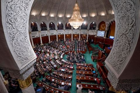 2 décembre 2014 : 1ère réunion des 217 membres de l'Assemblée des représentants du peuple (ARP) élus le 26 octobre, un scrutin remporté par le parti Nidaa Tounès (86 élus) devant les islamistes d'Ennahda (69 députés), majoritaires jusqu'alors. Cette première réunion est présidée par le militant historique Ali Ben Salem, à titre de doyen des députés de cette nouvelle assemblée
