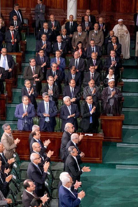 December 2, 2014: Mehdi Jomaa’s entire cabinet attended the first meeting of the 217 members of the Assembly of the Representatives of the People (ARP) elected on October 26, an election won by the Nidaa Tounès party (86 seats) ahead of the Islamist Ennahda party (69 seats), which had held the majority until then. This first meeting was presided over by longtime activist Ali Ben Salem, in his capacity as the senior-most member of the new assembly.